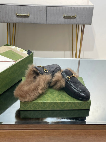 HORSEBIT MULE IN BLACK EMBOSSED CALFSKIN AND LAMB WOOL LINING