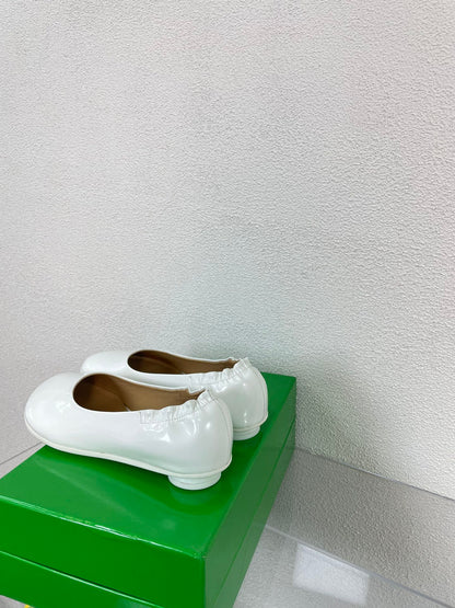 ATOMIC BALLERINA FLAT IN WHITE CALFSKIN