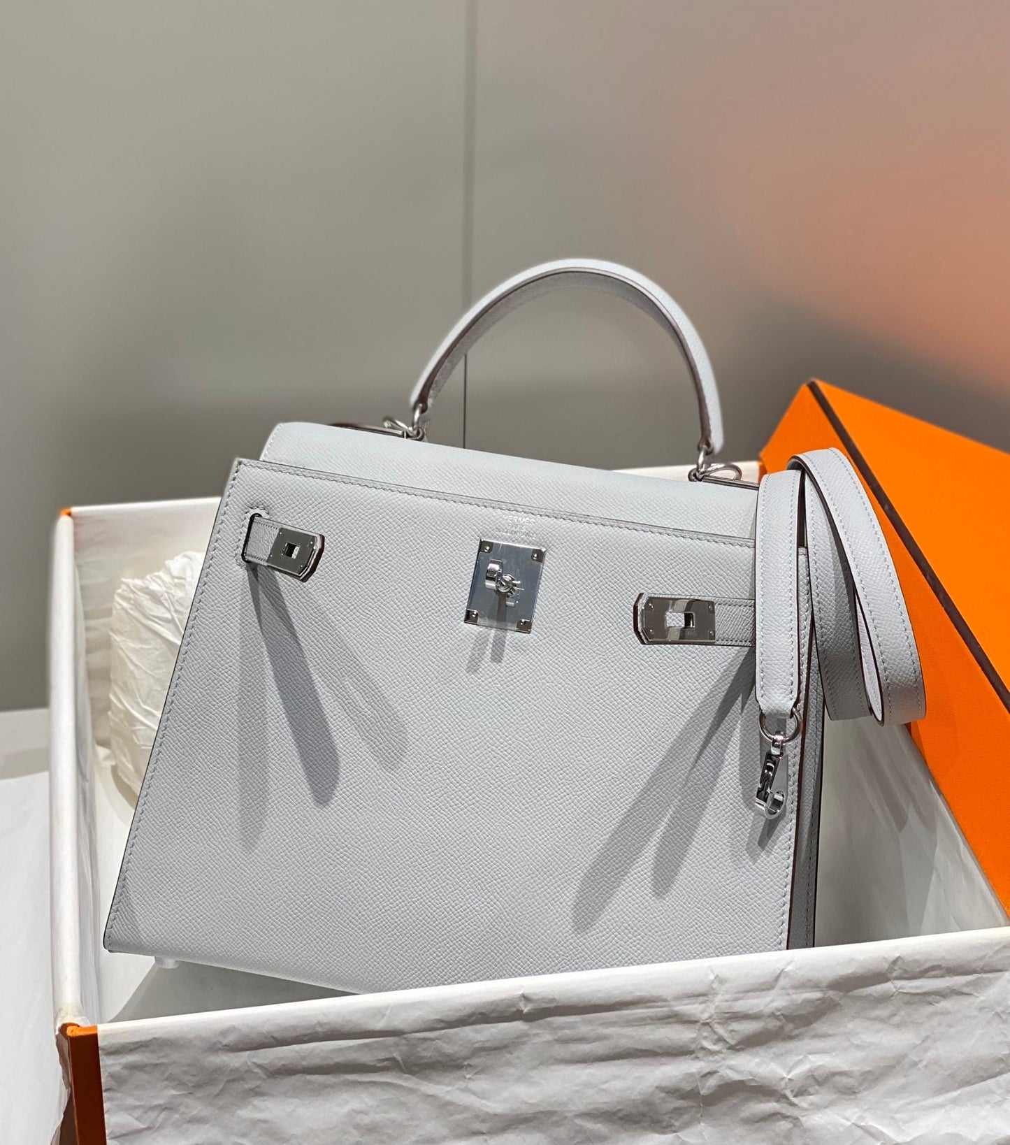 KELLY 28CM IN GRIS PERLE EPSOM CALFSKIN PALLADIUM HARDWARE