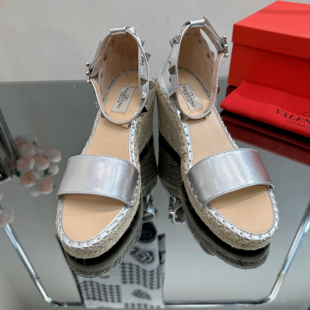 ROCKSTUD WEDGE 85 MM IN SILVER CALFSKIN