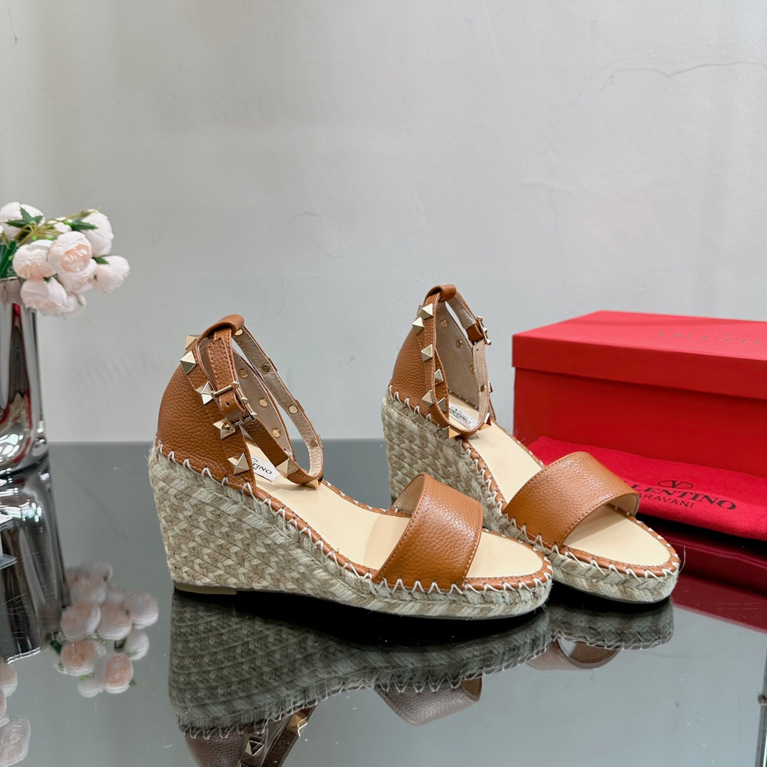 ROCKSTUD WEDGE 85 MM IN BRONZE BROWN CALFSKIN