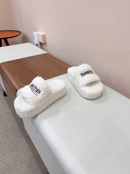 THICK-SOLED SLIPPERS IN WHITE WOOL