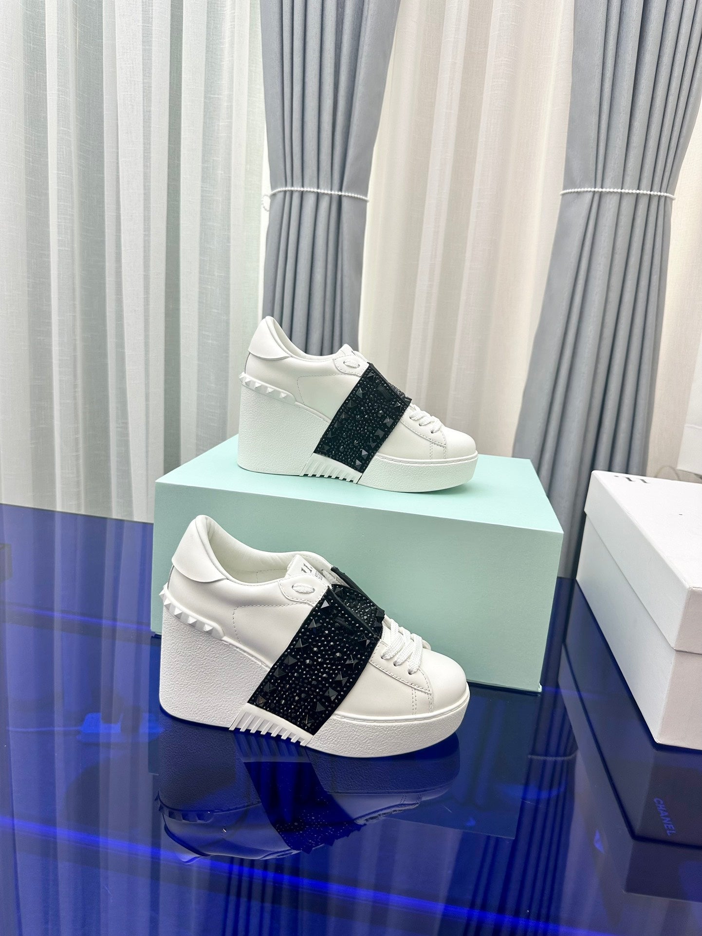 FLATFORM ROCKSTUD UNTITLED SNEAKER IN WHITE MIX BLACK CALFSKIN WITH RHINSTONES