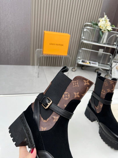LAUREATE PLATFORM DESERT BOOT IN BLACK SUEDE AND BROWN CALFSKIN