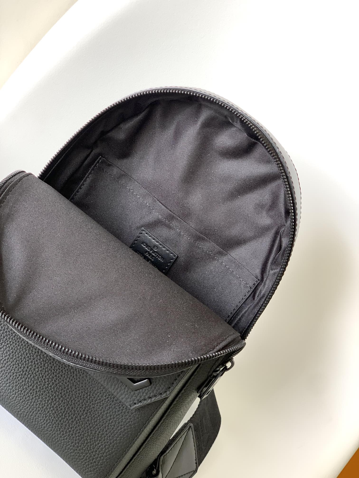 PILOT SLINGBAG 30 IN BLACK COWHIDE LEATHER
