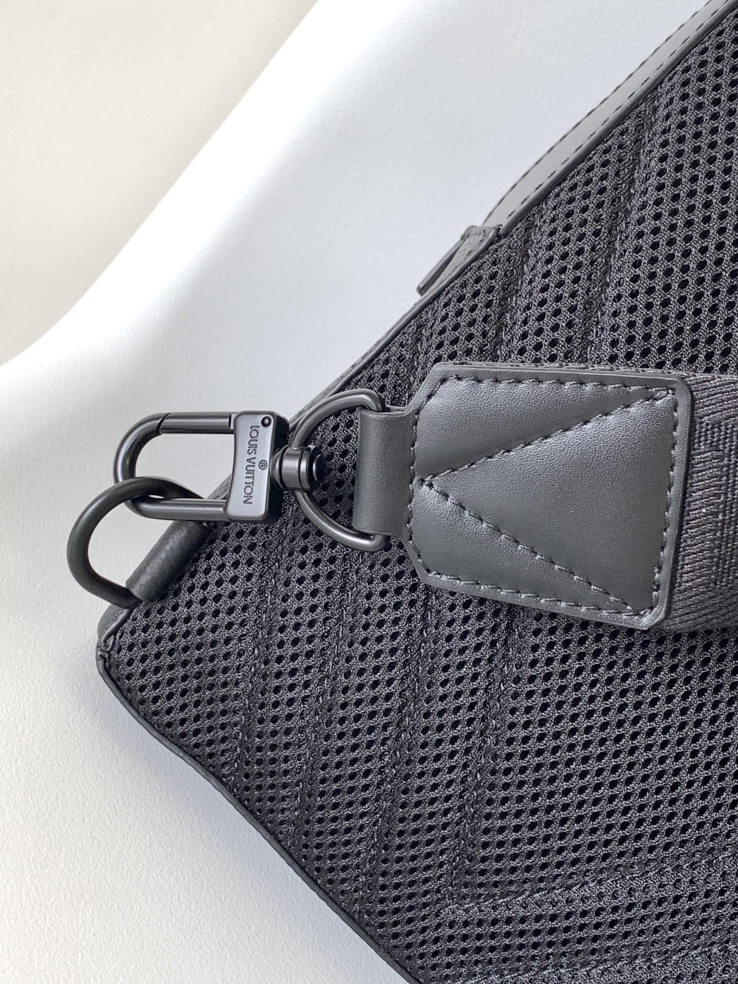 PILOT SLINGBAG 30 IN BLACK COWHIDE LEATHER