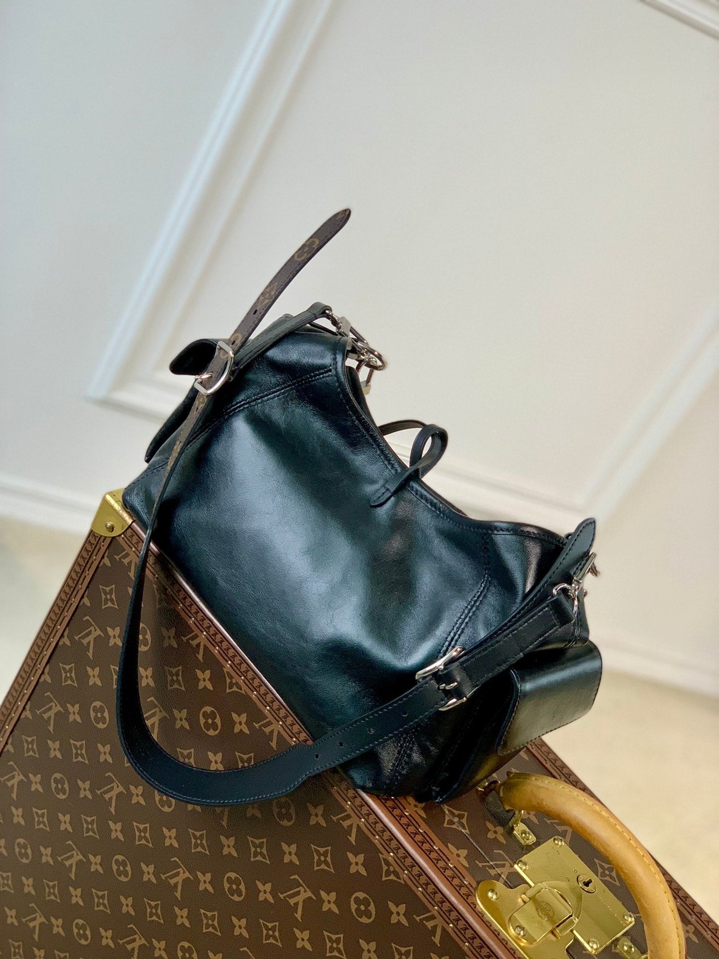 CARRYALL CARGO VIBE PM 33.5 IN BLACK LAMBSKIN BROWN MONOGRAM TAG