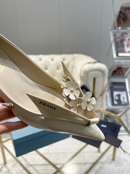 MEDIUM HEEL PUMPS IN BEIGE PATENT CALFSKIN ATTACHED CREATIVE FLOWERS