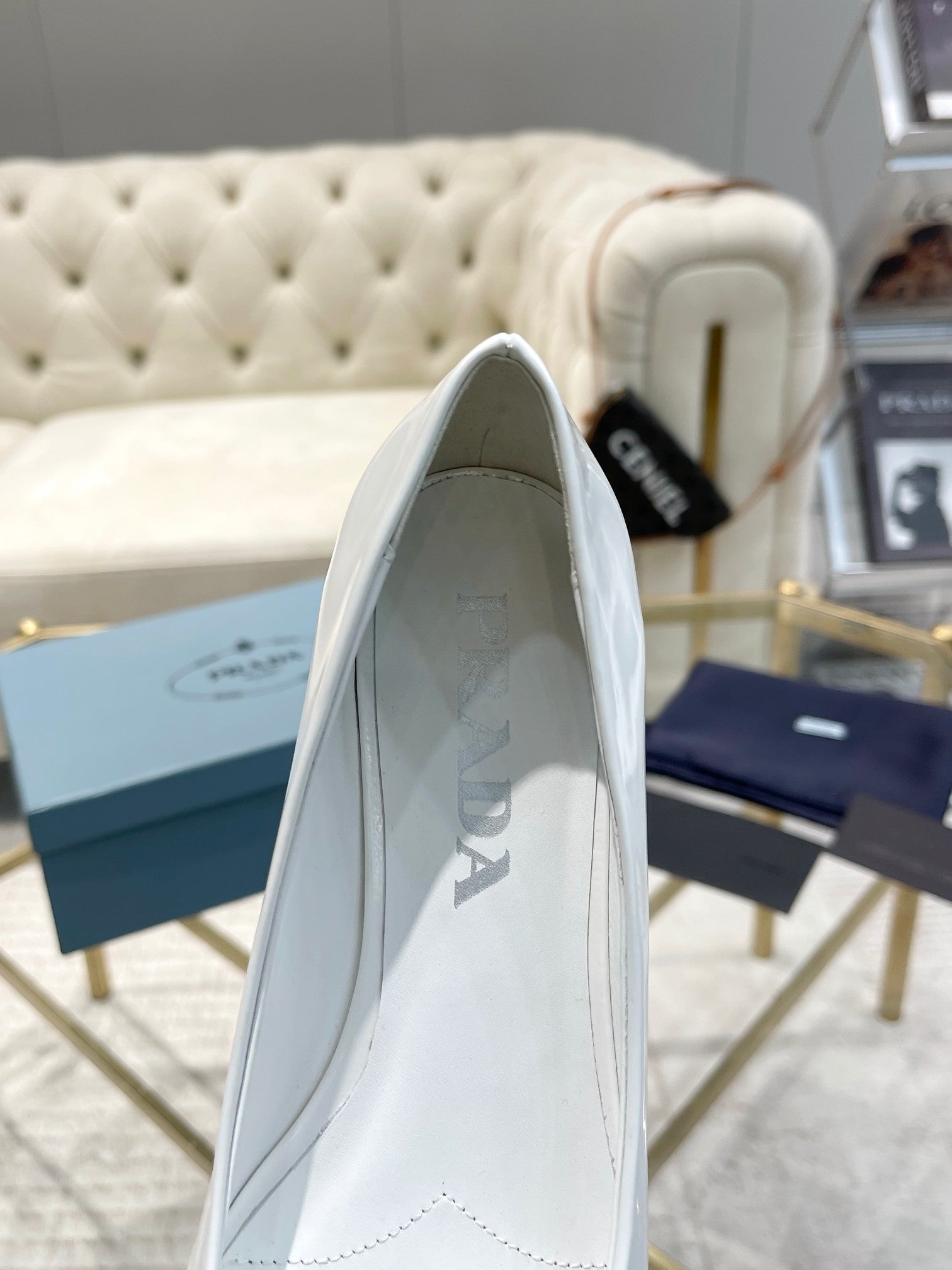 BALLET FLATS ATTACHED CREATIVE FLOWERS IN WHITE PATENT CALFSKIN