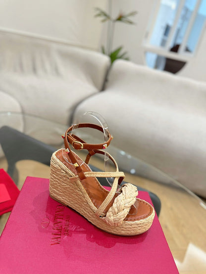 GARAVANI ROCKSTUD WEDGE SANDALS IN BRONZE BROWN CALFSKIN AND BEIGE RAFFIA