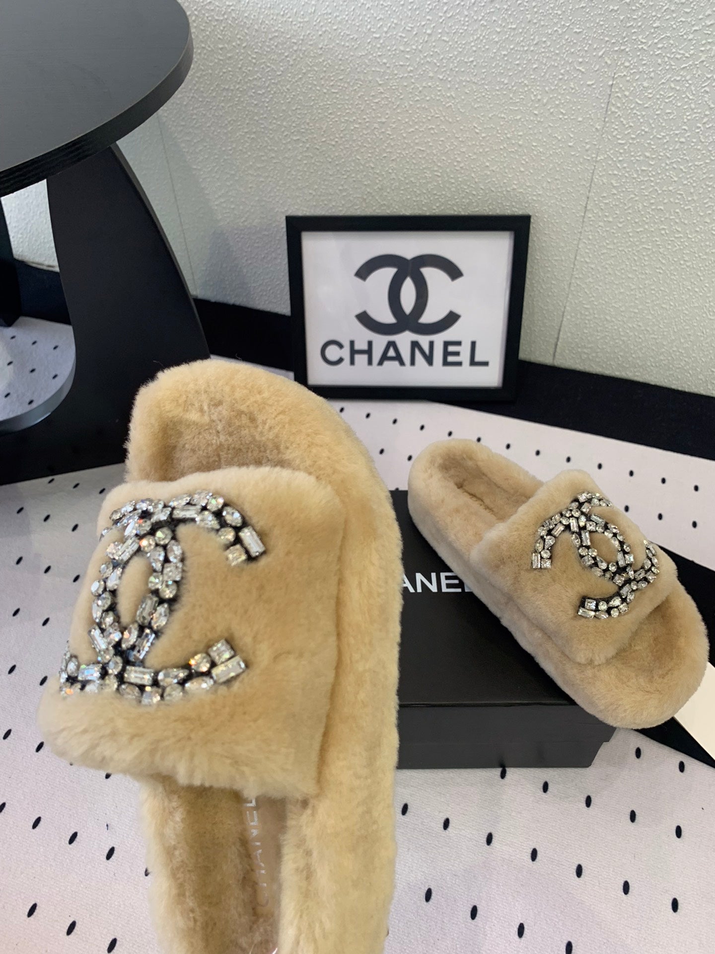THICK-SOLED SLIPPERS IN BEIGE CREAM SHEEP WOOL