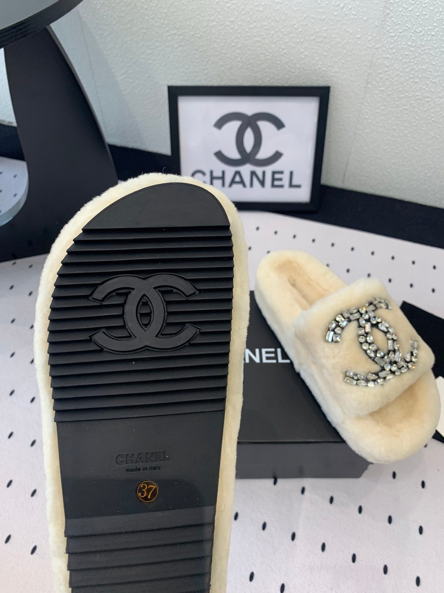 THICK-SOLED SLIPPERS IN WHITE SHEEP WOOL