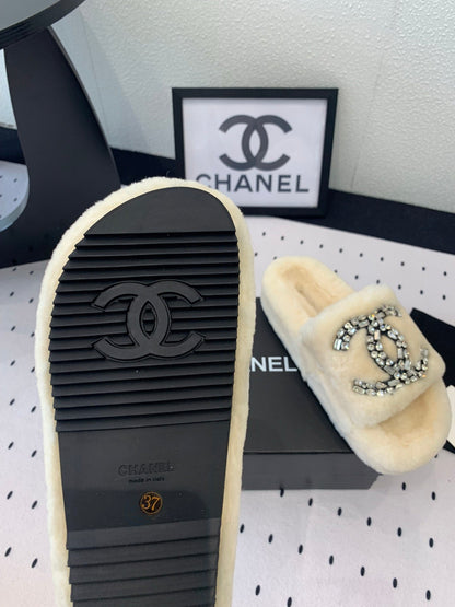 THICK-SOLED SLIPPERS IN WHITE SHEEP WOOL
