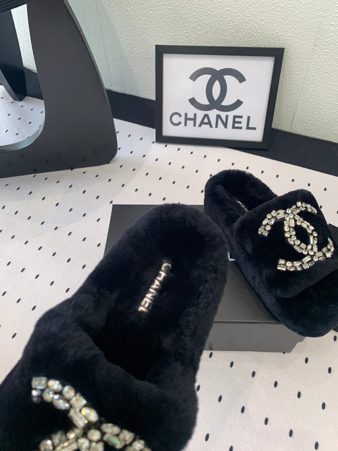 THICK-SOLED SLIPPERS IN BLACK SHEEP WOOL