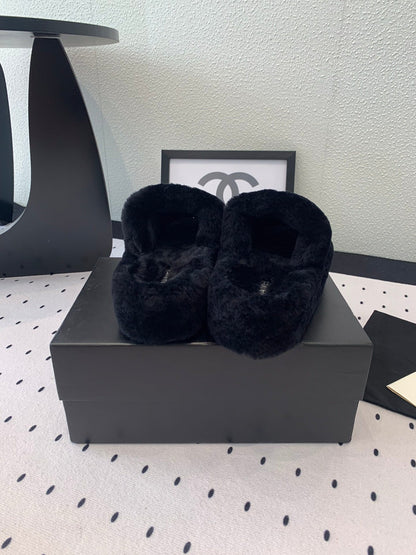 THICK-SOLED SLIPPERS IN BLACK SHEEP WOOL