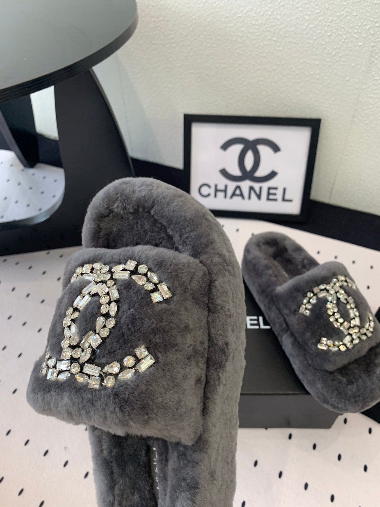 THICK-SOLED SLIPPERS IN GREY SHEEP WOOL