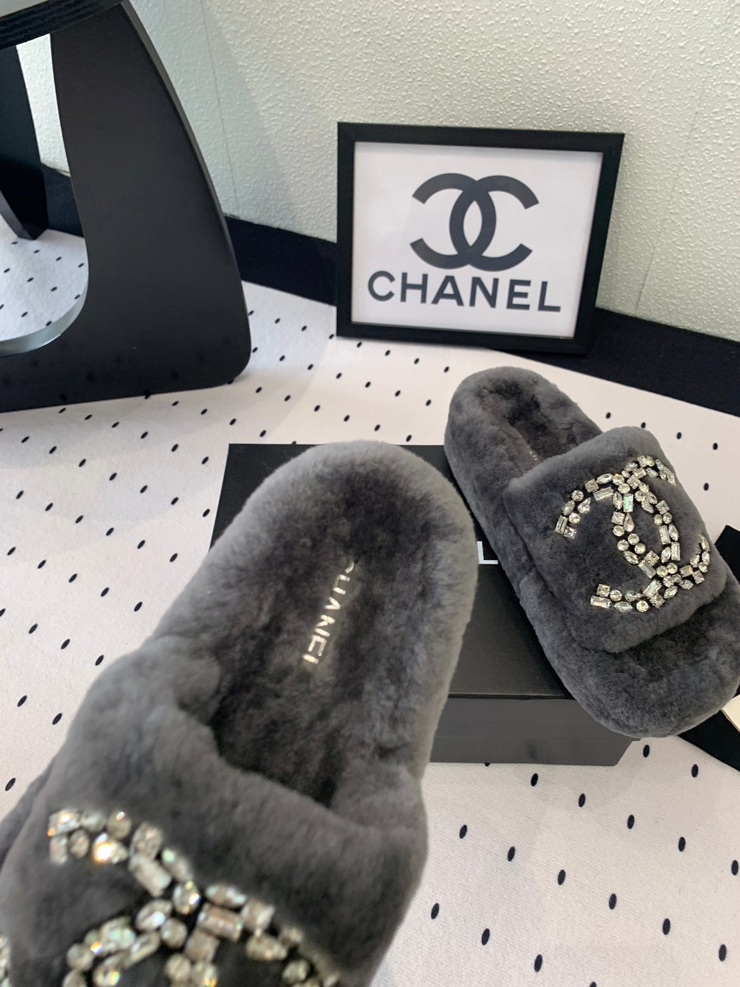 THICK-SOLED SLIPPERS IN GREY SHEEP WOOL