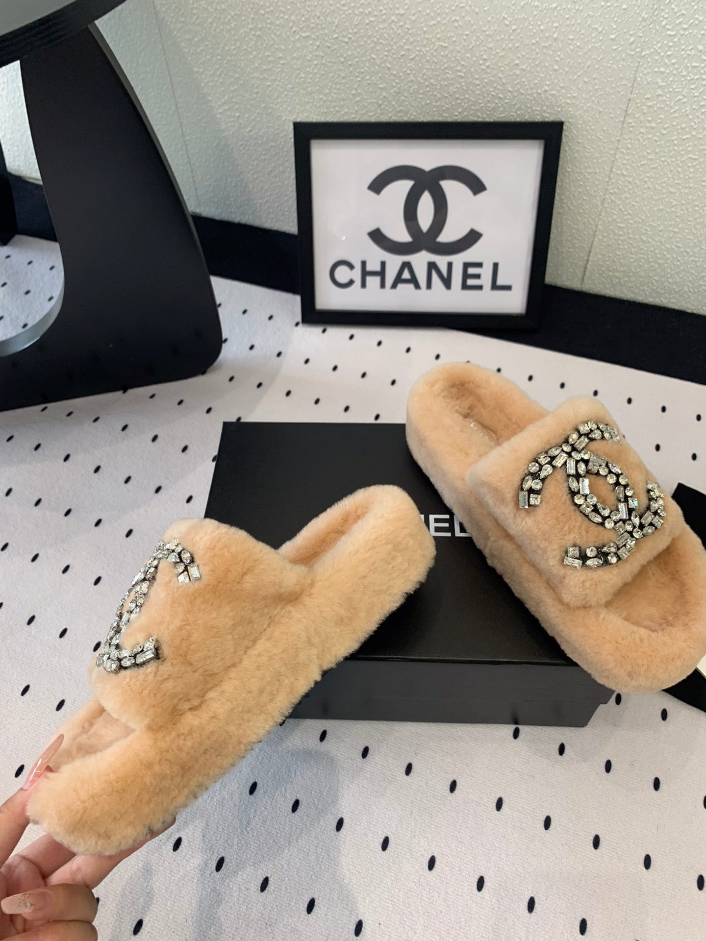 THICK-SOLED SLIPPERS IN BRIGHT CREAM SHEEP WOOL