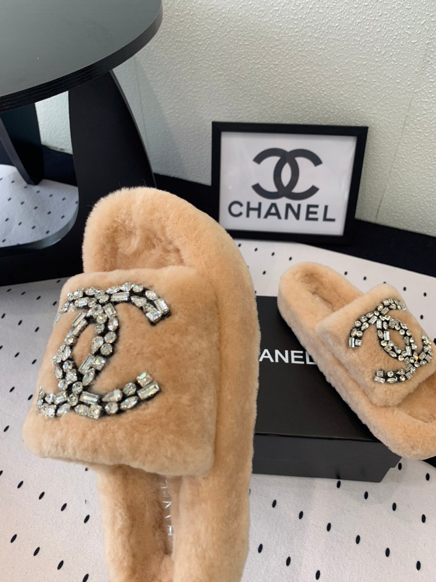 THICK-SOLED SLIPPERS IN BRIGHT CREAM SHEEP WOOL
