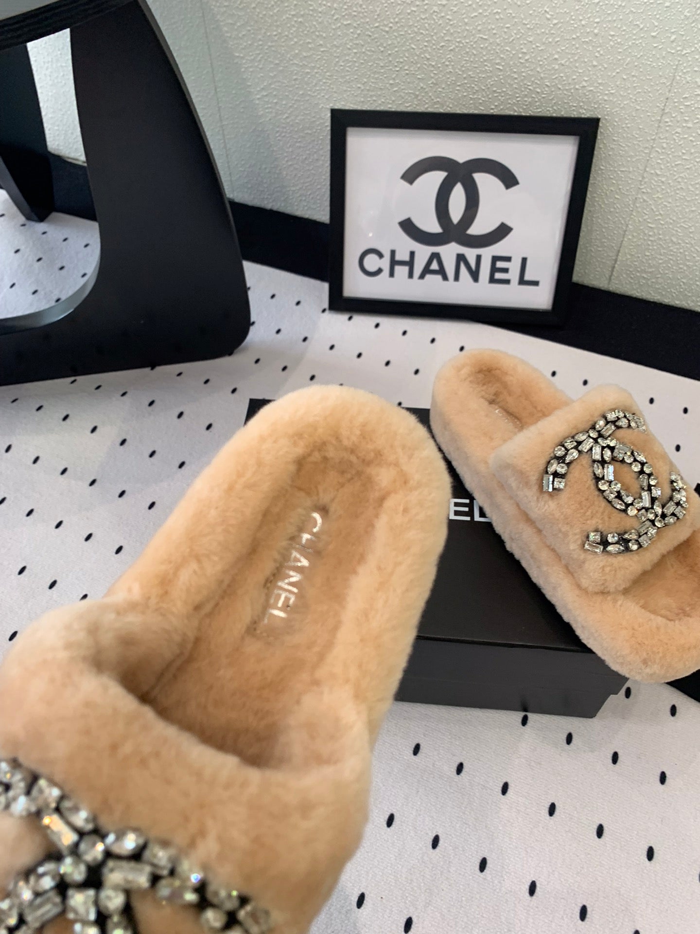 THICK-SOLED SLIPPERS IN BRIGHT CREAM SHEEP WOOL