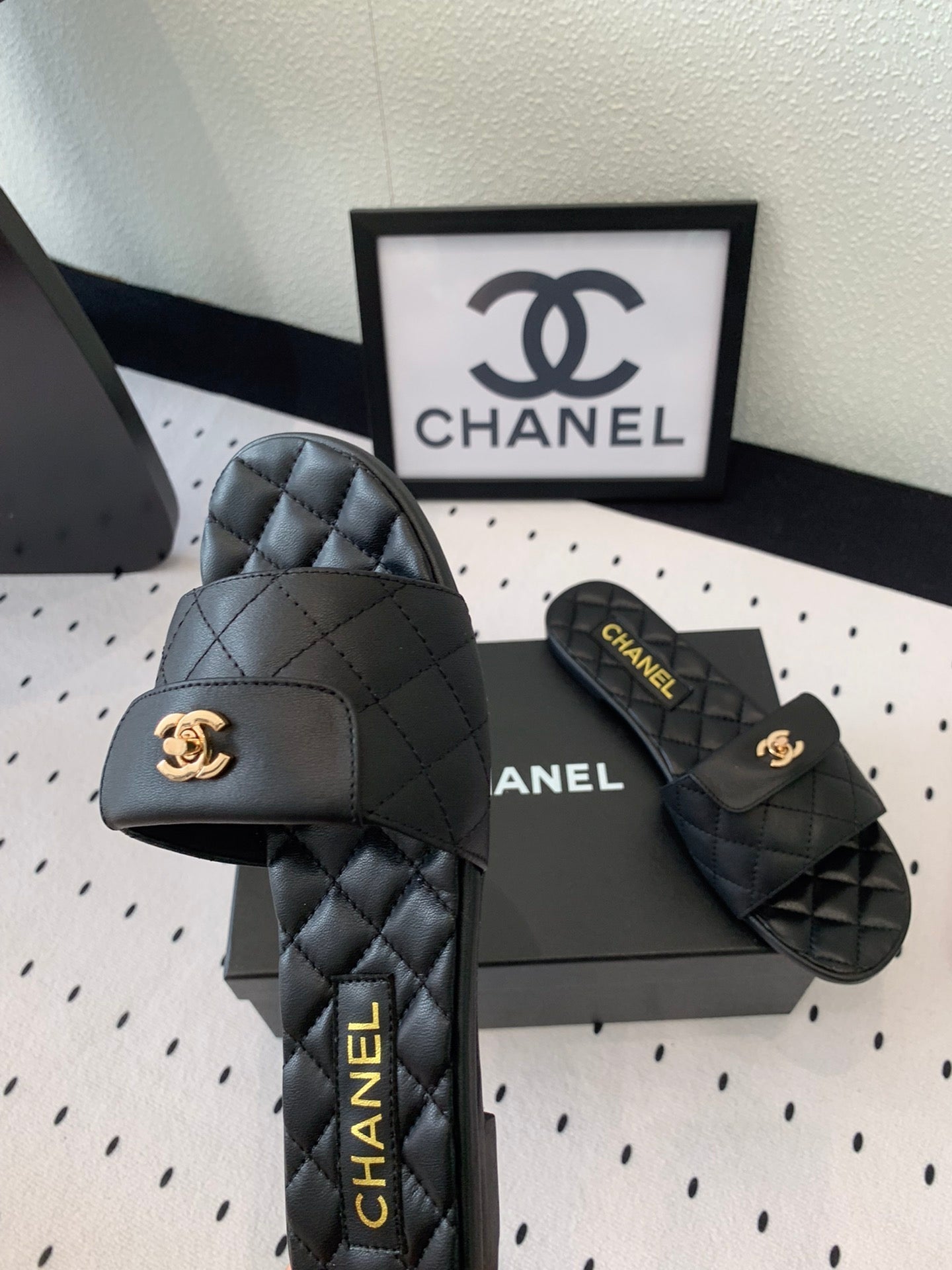 CC SLIPPERS IN BLACK CALFSKIN
