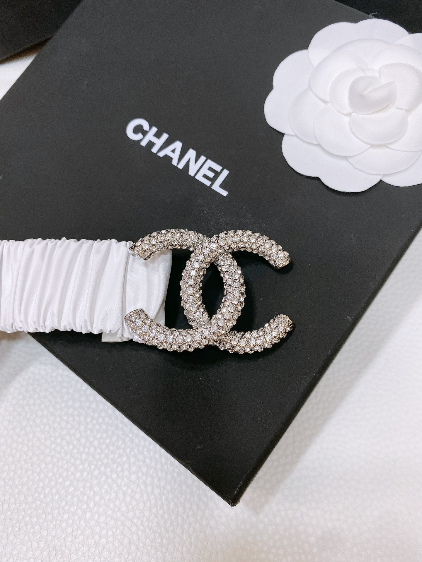 CC ELASTIC BELT 30MM IN WHITE CALFSKIN SILVER HARDWARE WITH RHINSTONES