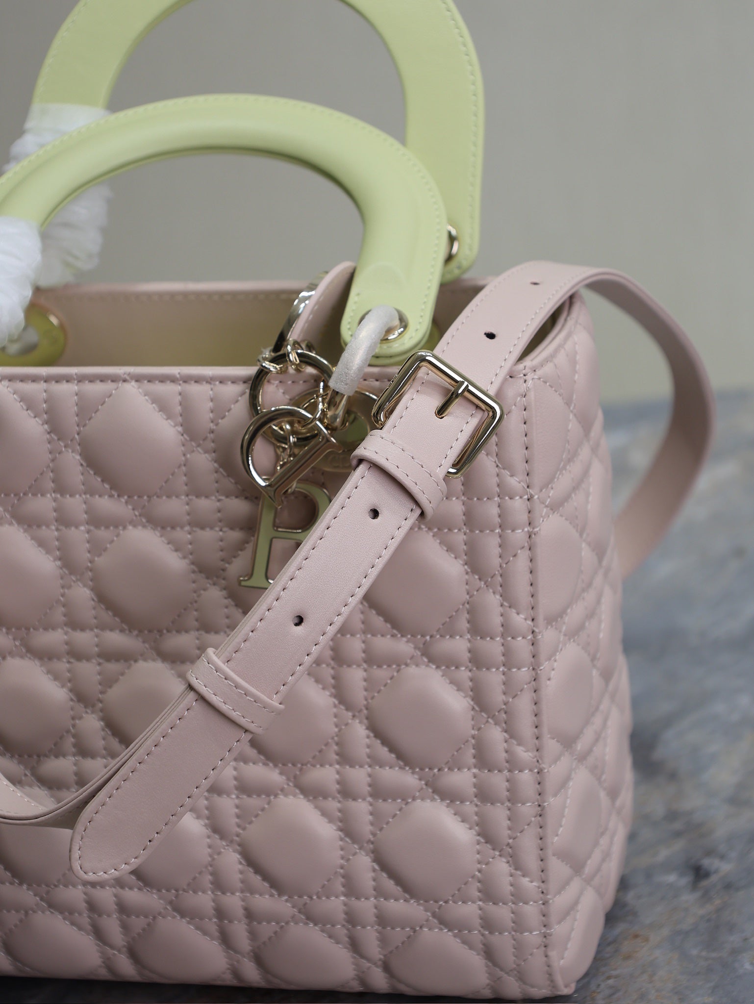 LADY BAG 24 IN BABY PINK QUILTED MACROCANNAGE CALFSKIN SWAMP YELLOW STRAP