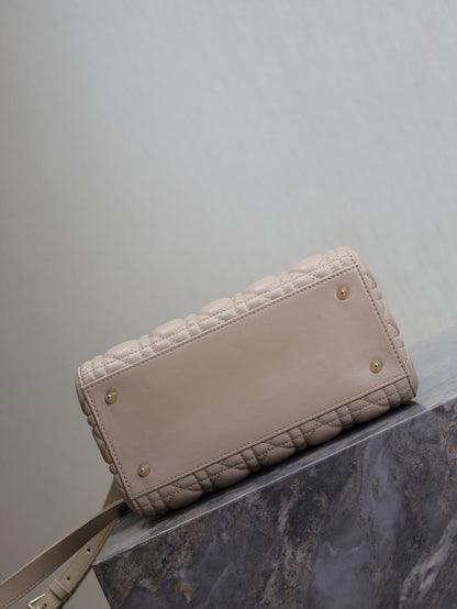 MEDIUM LADY BAG 24 IN POWDER BEIGE QUILTED MACROCANNAGE CALFSKIN METAL CHARM