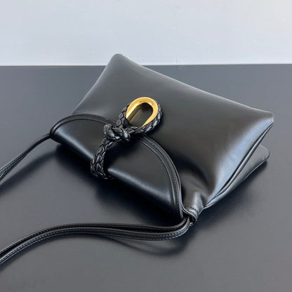 SMALL LIBERTA 27 IN BLACK SMOOTH CALFSKIN GOLD HARDWARE