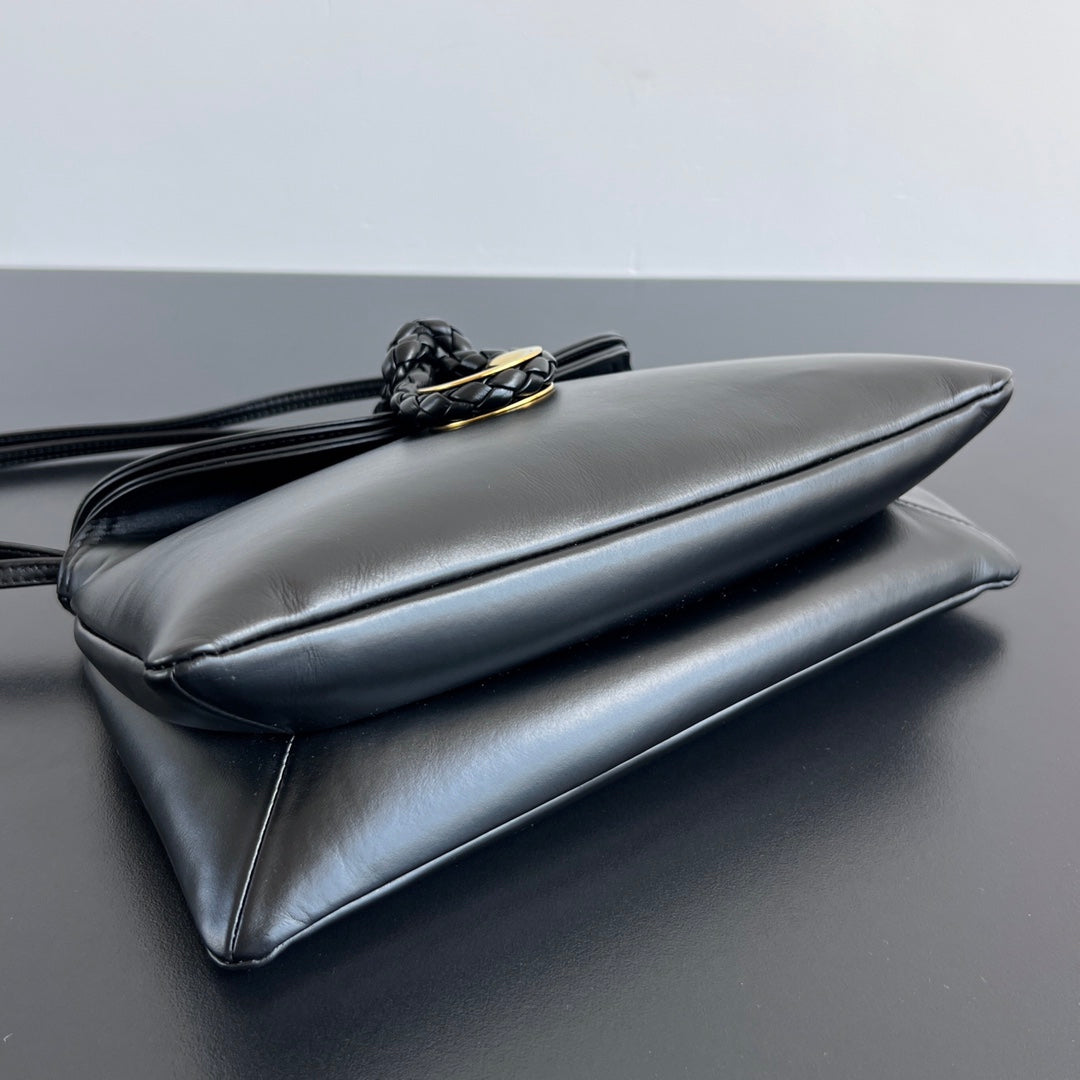 SMALL LIBERTA 27 IN BLACK SMOOTH CALFSKIN GOLD HARDWARE