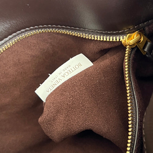 SMALL LIBERTA 27 IN CHOCOLATE SMOOTH CALFSKIN GOLD HARDWARE