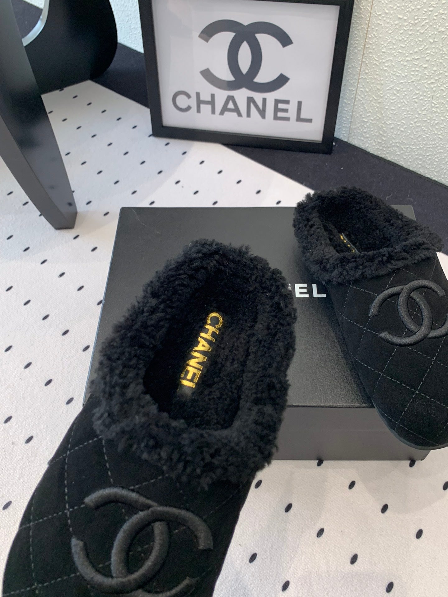 FLAT MULE IN BLACK SUEDE AND LAMB FUR LINING
