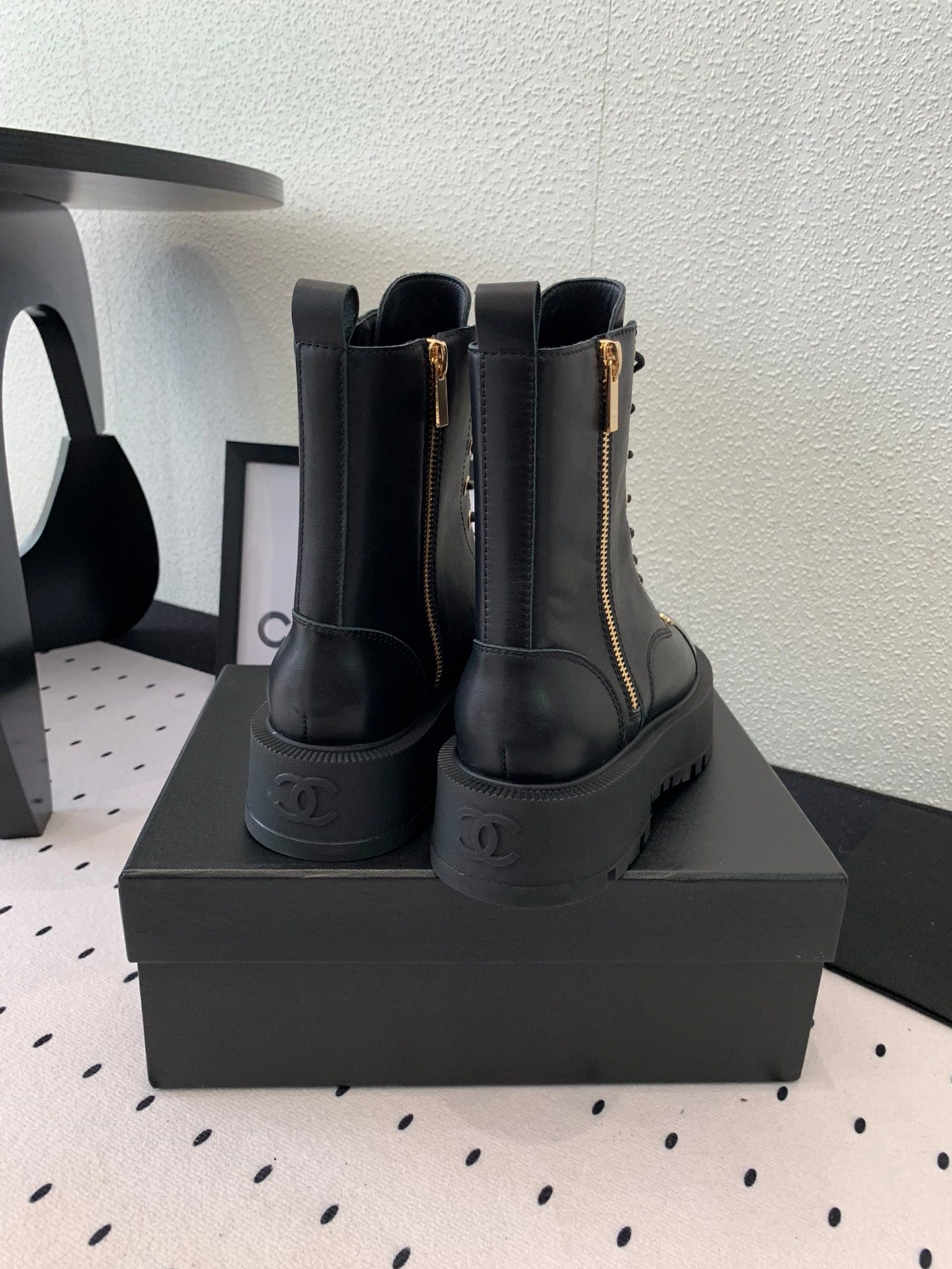 ANKLE BOOTS IN BLACK CALFSKIN