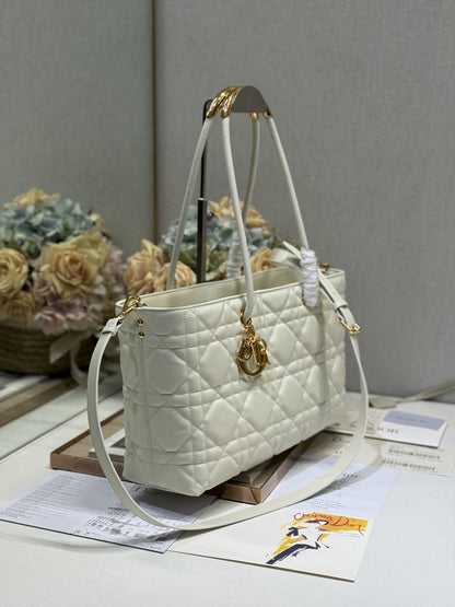 MEDIUM 37 TOUJOURS BAG IN WHITE MACROCANNAGE LAMBSKIN
