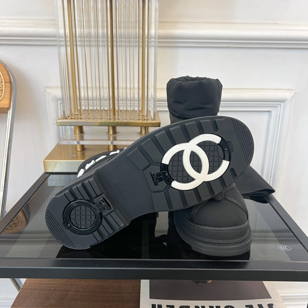SKI BOOTS IN BLACK QUILTED COTTON