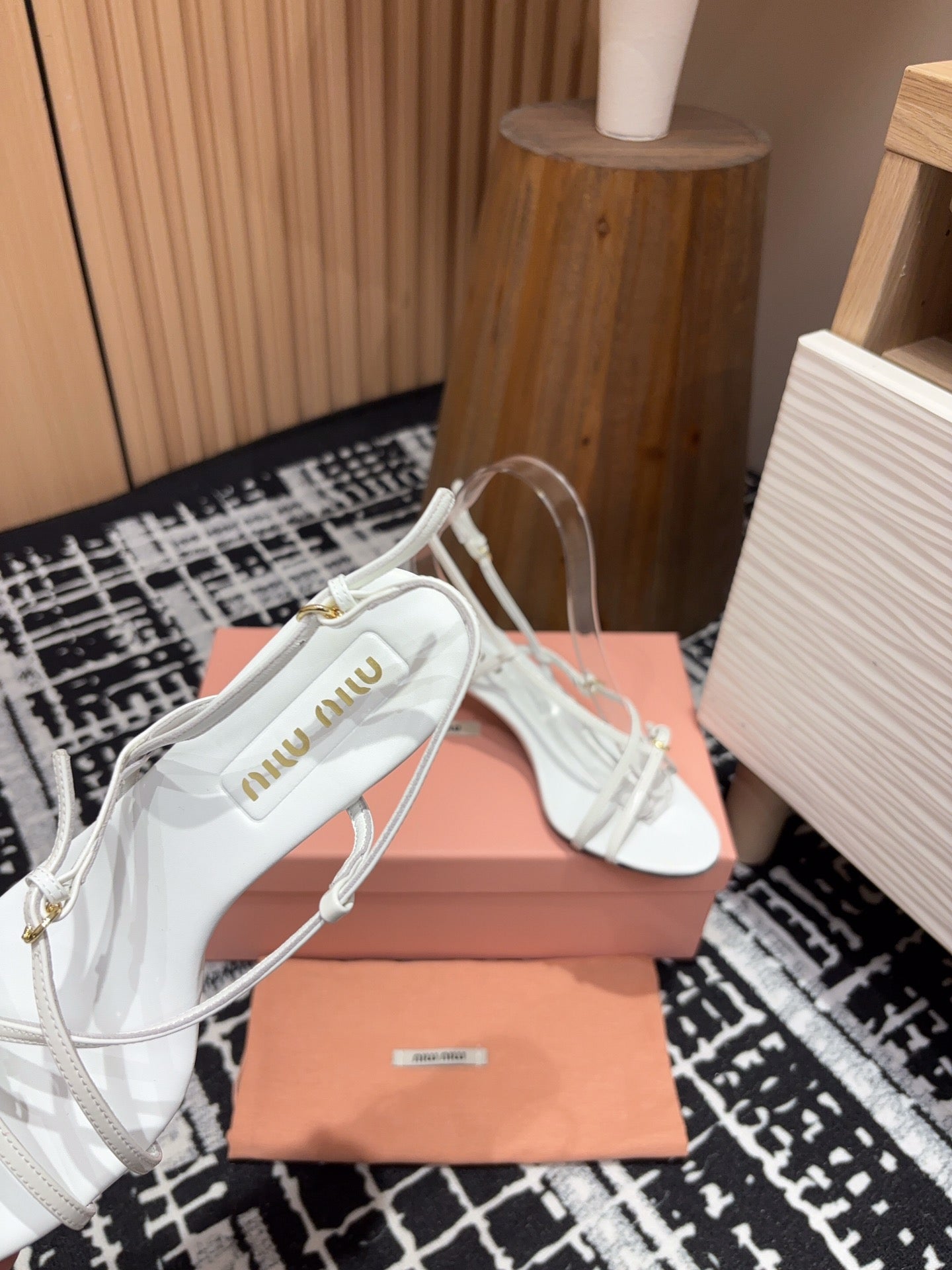 STRAP HIGH HEEL SANDALS IN WHITE SHINY LAMBSKIN