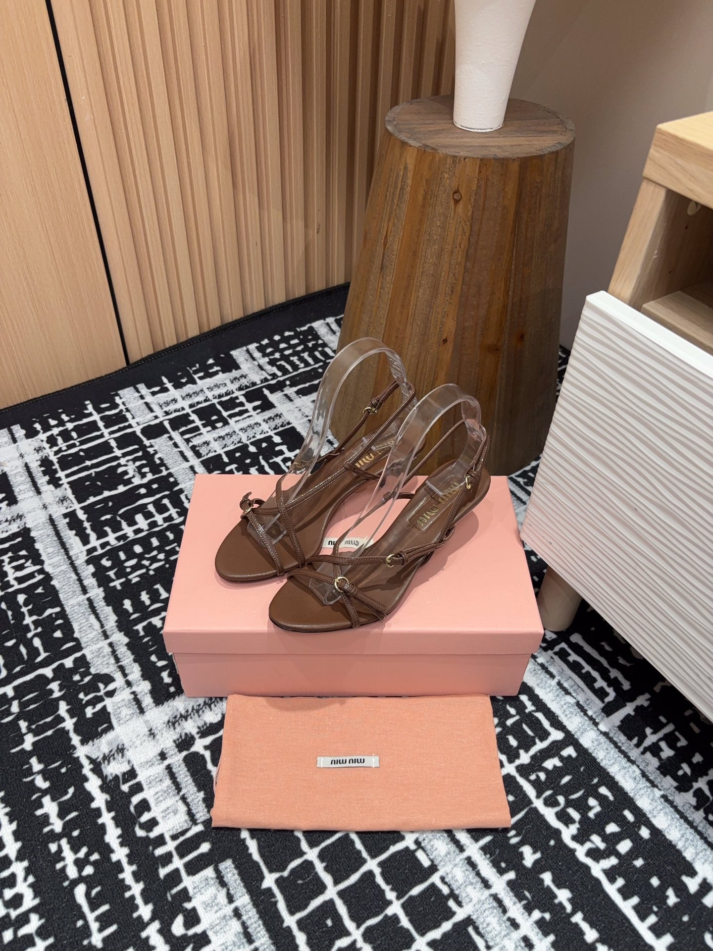 STRAP HIGH HEEL SANDALS IN CHOCOLATE SHINY LAMBSKIN