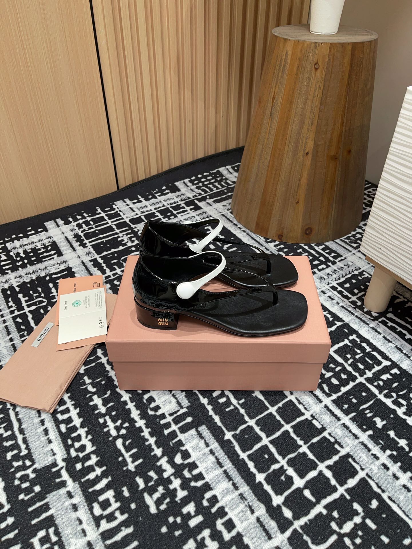 HIGH THONG SANDALS WITH WHITE STRAP IN BLACK GLOSSY LAMBSKIN