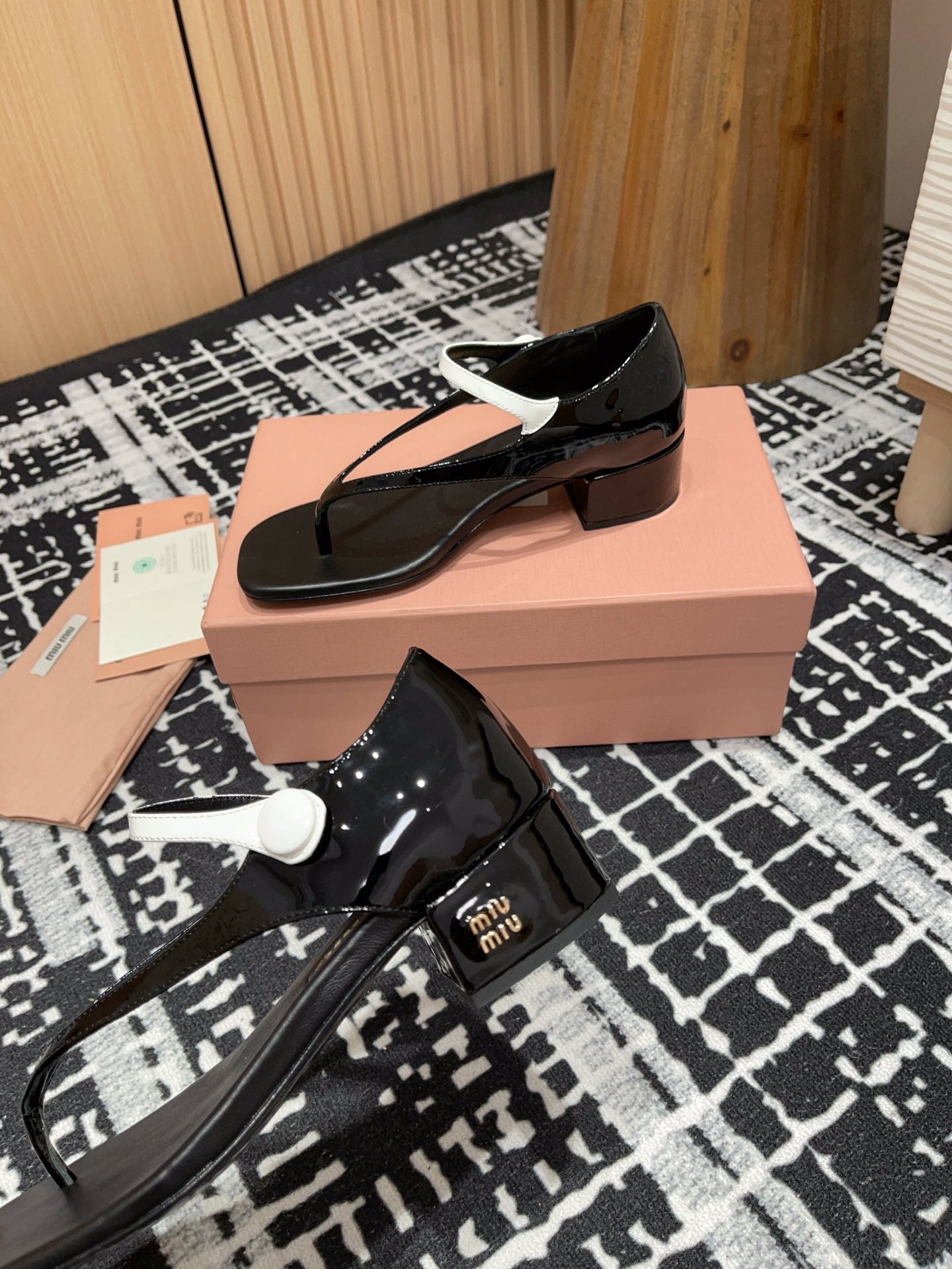 HIGH THONG SANDALS WITH WHITE STRAP IN BLACK GLOSSY LAMBSKIN