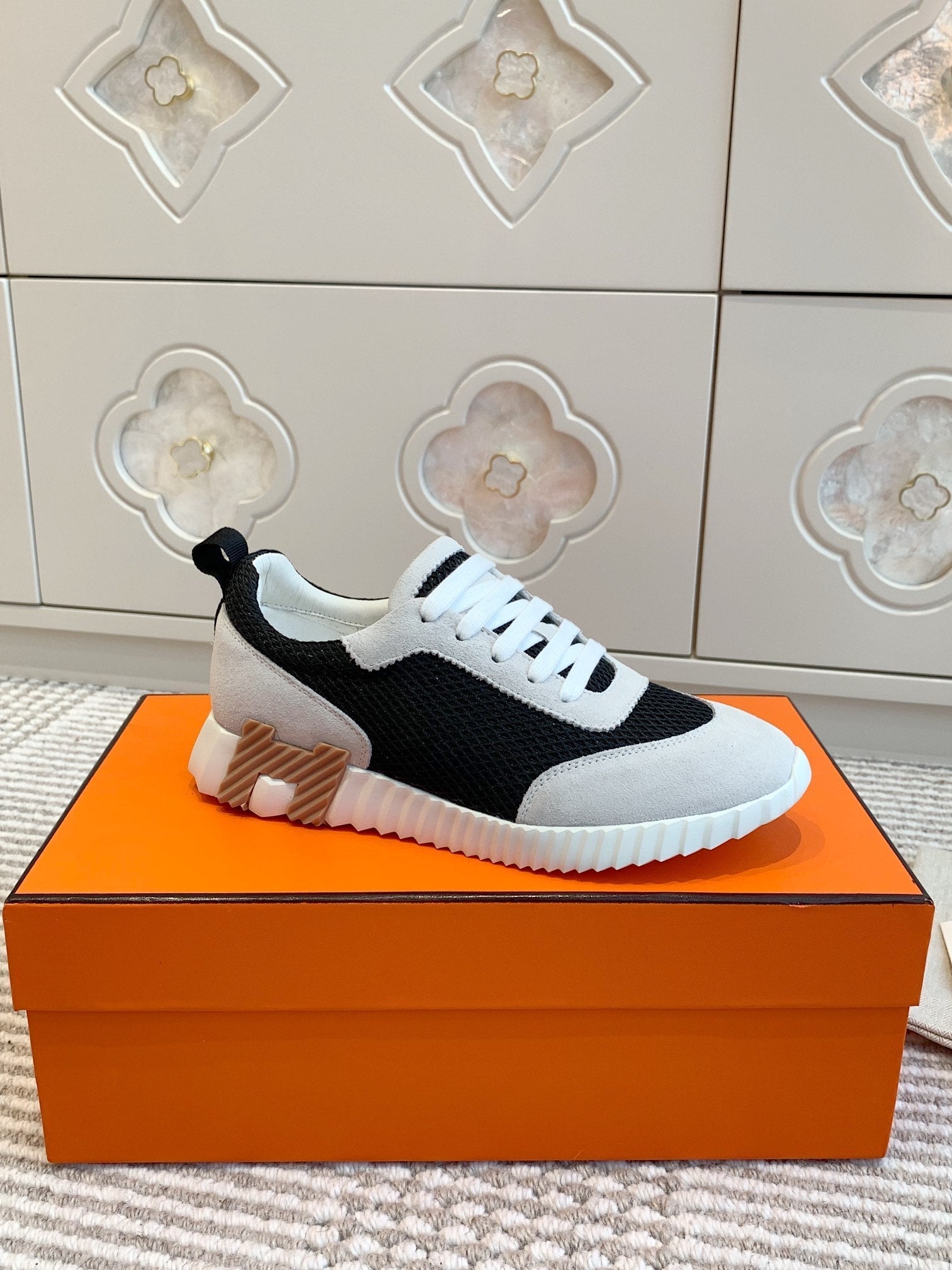 BOUNCING SNEAKER IN BLACK GRAPHIC MESH AND PASTEL GRAY SUEDE