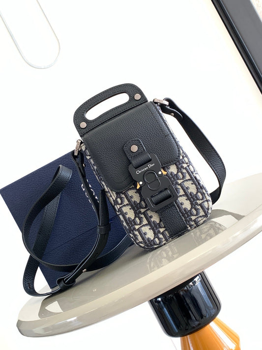 DIO Oblique Sling Bag
