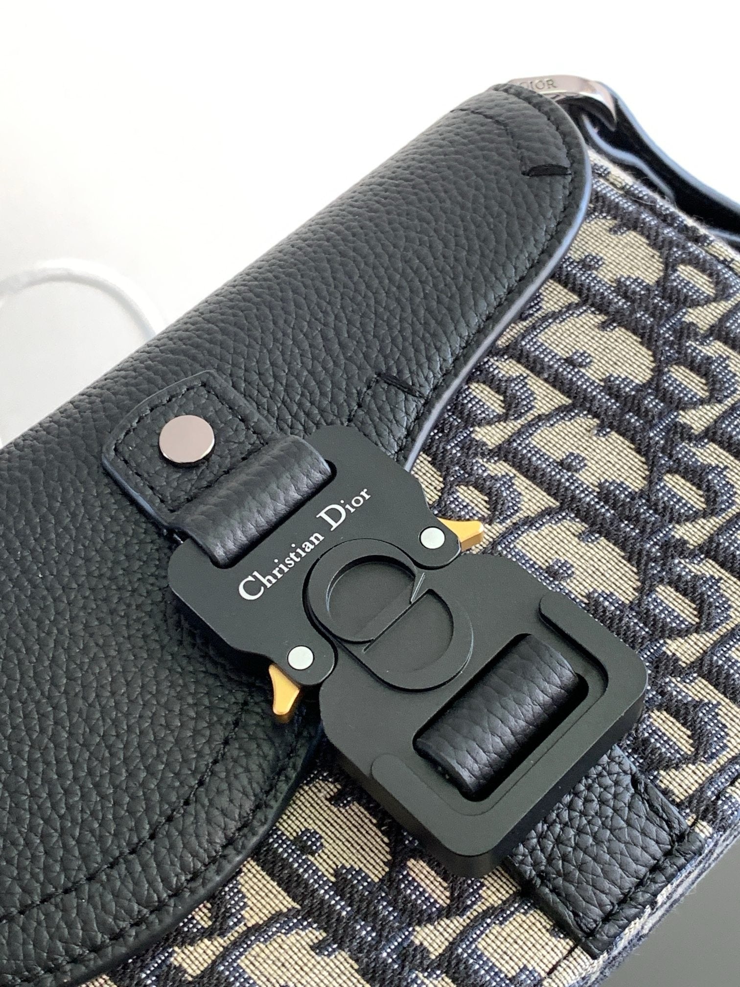 DIO Oblique Messenger Bag