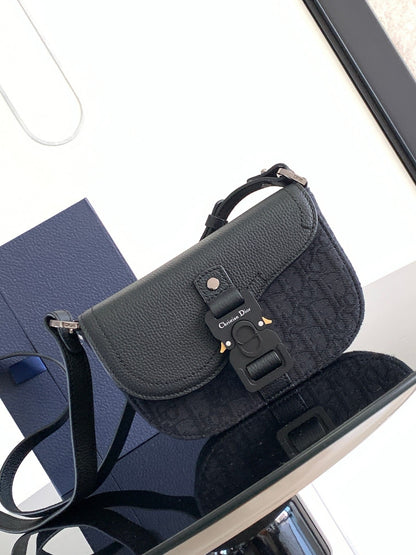 DIO Oblique Messenger Bag