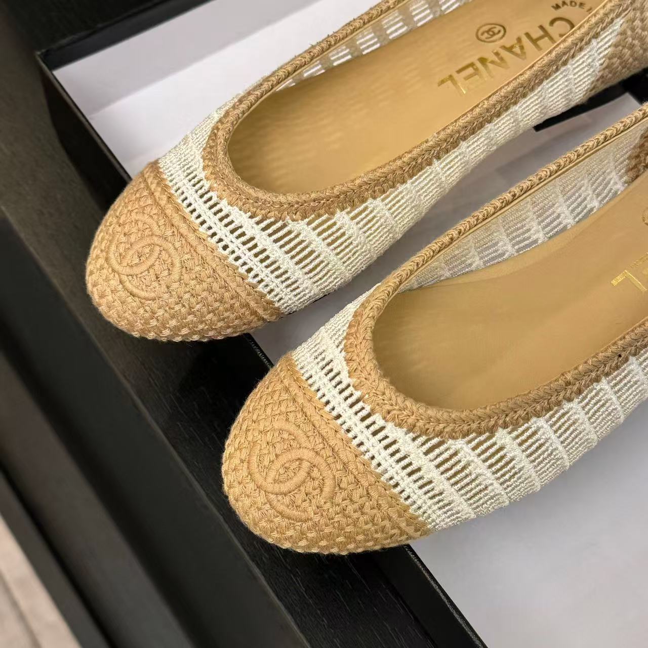cc 2025 ballet flat beige white raffia