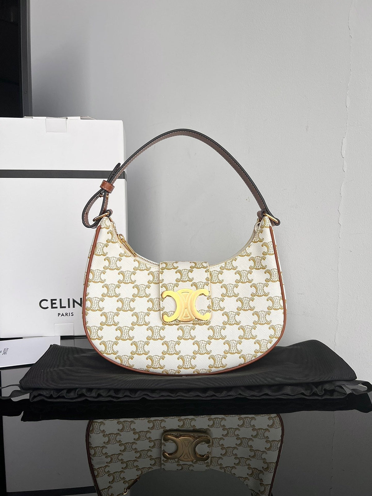 CEL Triomphe Hobo