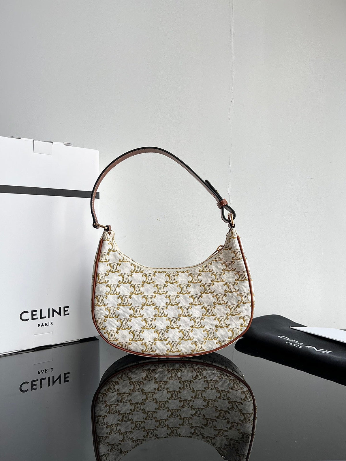 CEL Triomphe Hobo