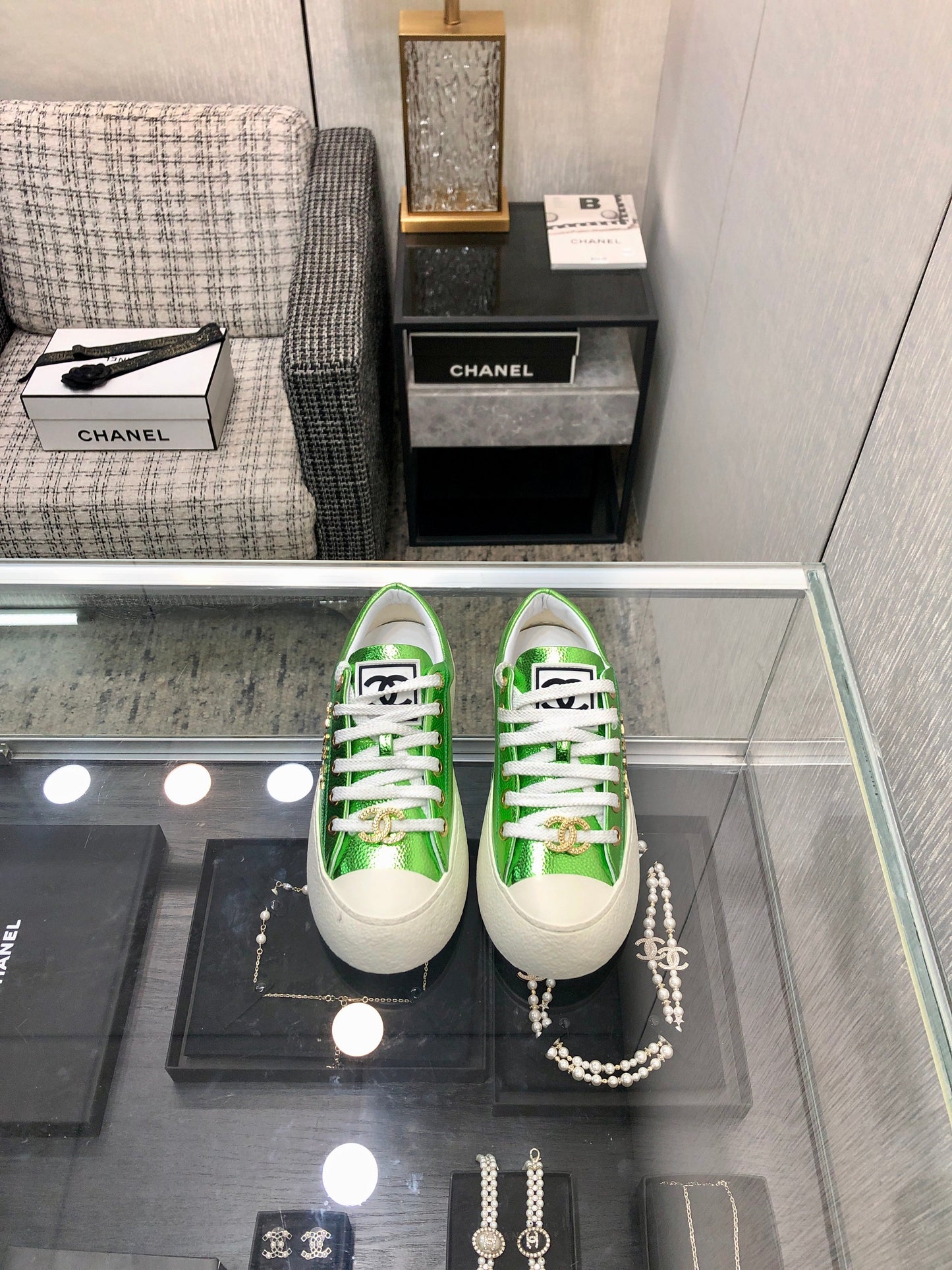 CASUAL SNEAKER IN EMERALD GREEN METALLIC LAMBSKIN WITH GOLD LOGO