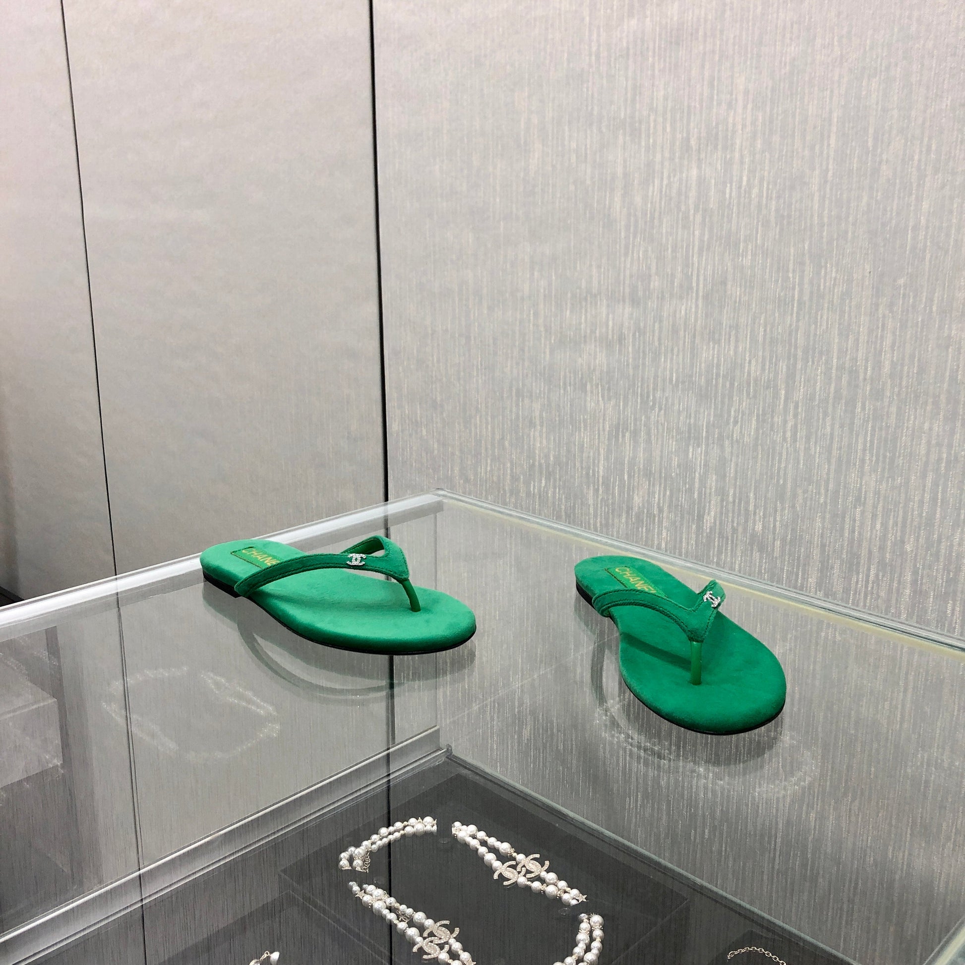 THONG SLIDE IN EMERALD GREEN SUEDE