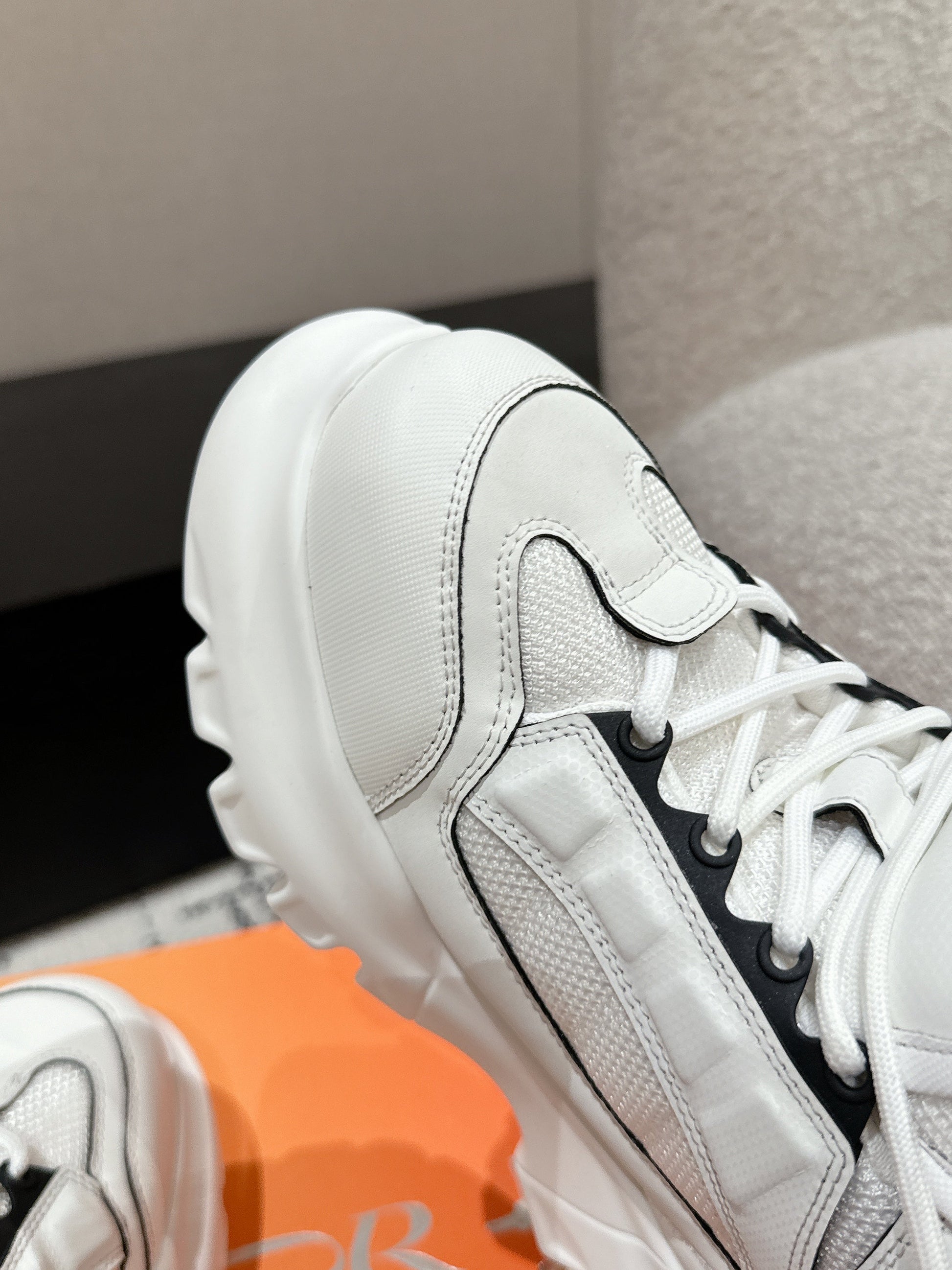 SNEAKER IN WHITE CALFSKIN AND BREATHABLE MESH 175310
