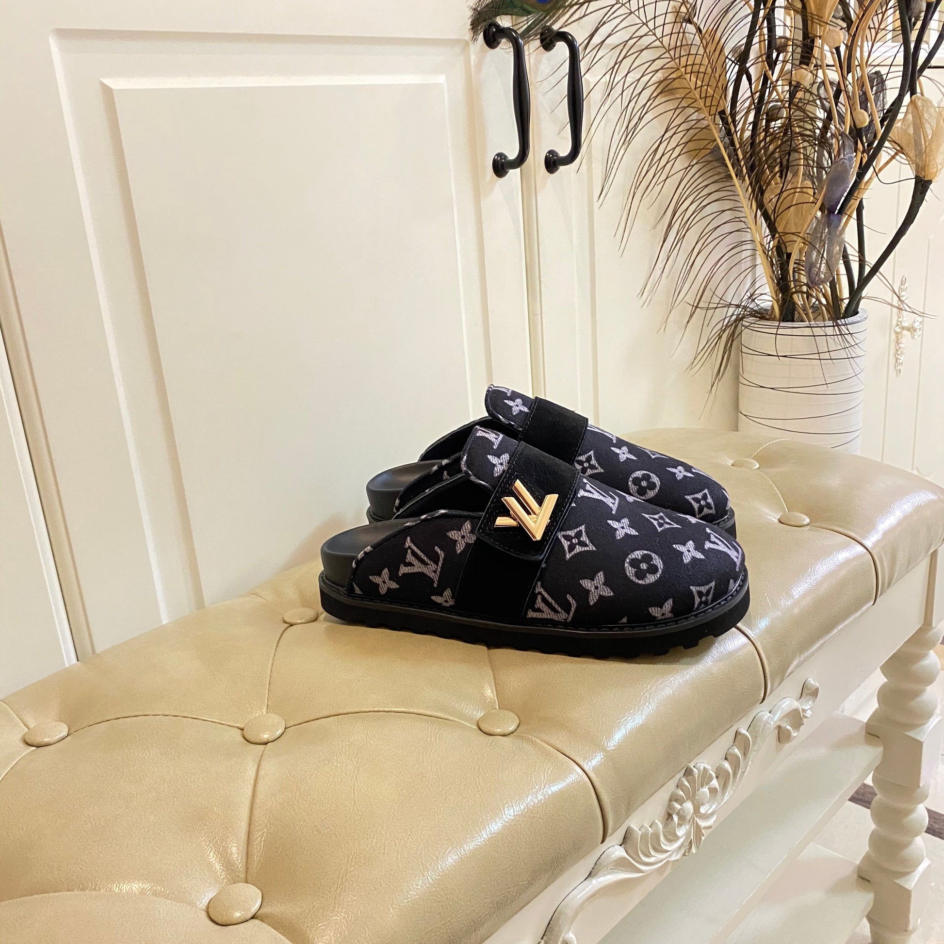 COSY FLAT COMFORT CLOG IN BLACK MONOGRAM FABRIC